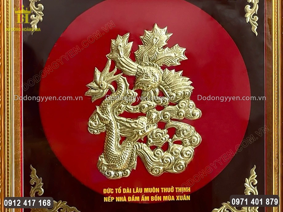 Chữ Đức h&oacute;a Long Phụng được chạm th&uacute;c nổi sắc n&eacute;t ở trung t&acirc;m bức tranh